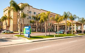 Holiday Inn Express & Suites Bakersfield Central By Ihg