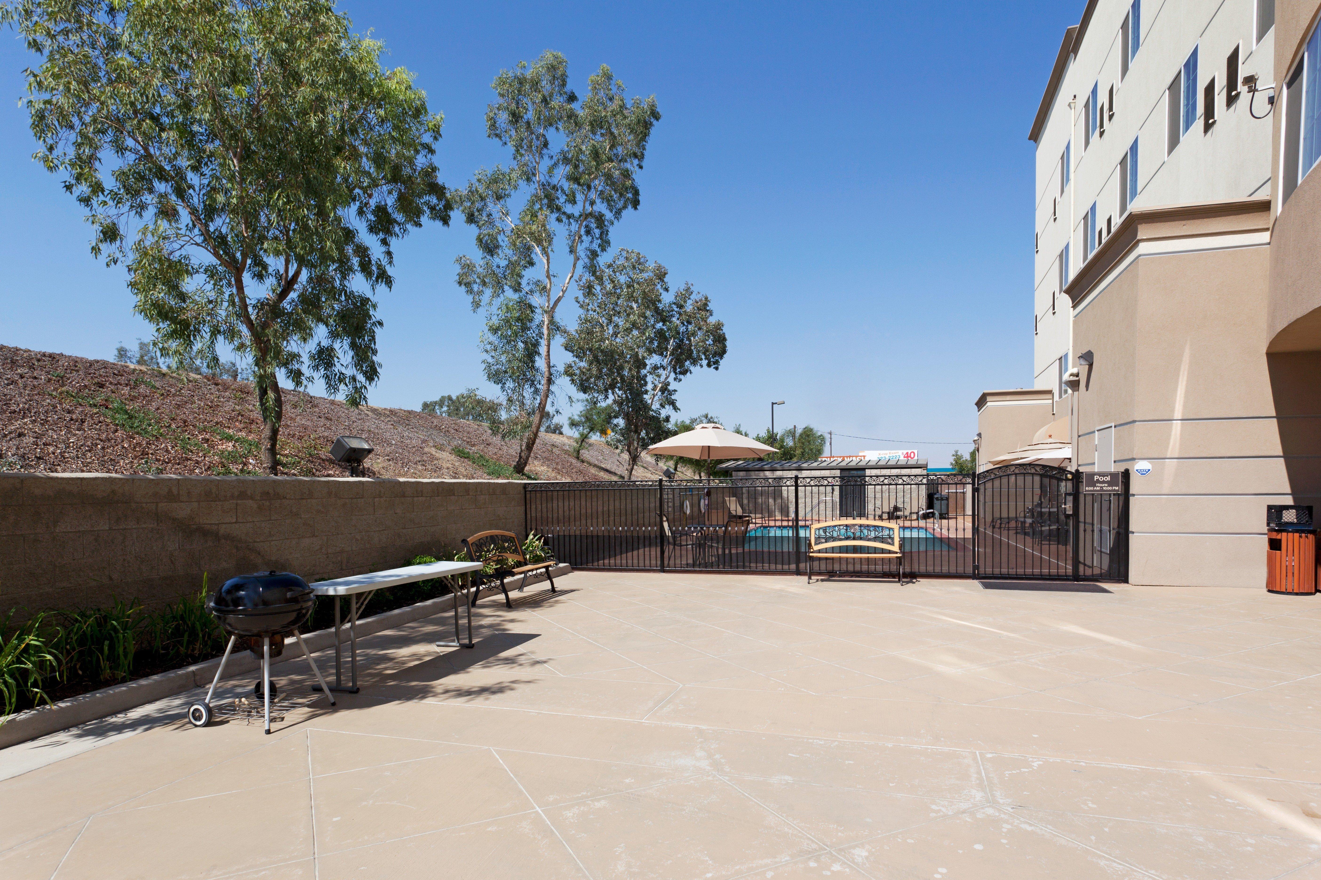 Holiday Inn Express & Suites Bakersfield Central By Ihg חדר תמונה