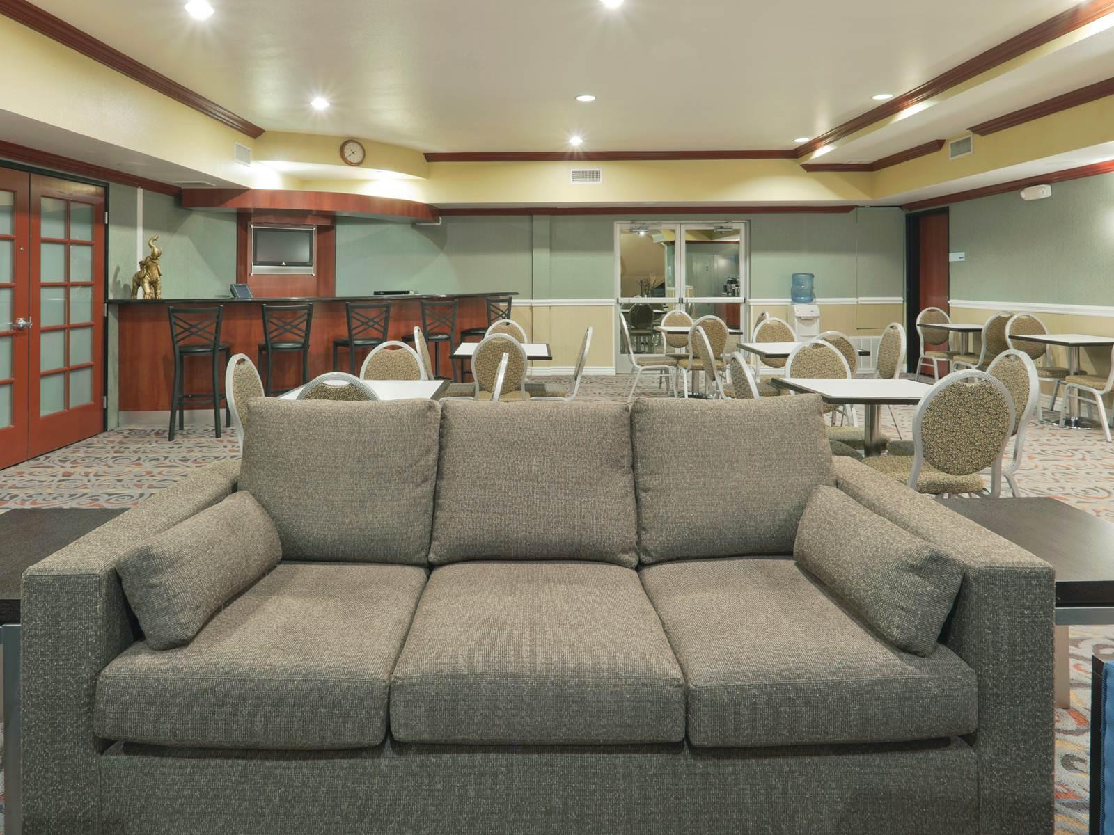 Holiday Inn Express & Suites Bakersfield Central By Ihg מראה חיצוני תמונה