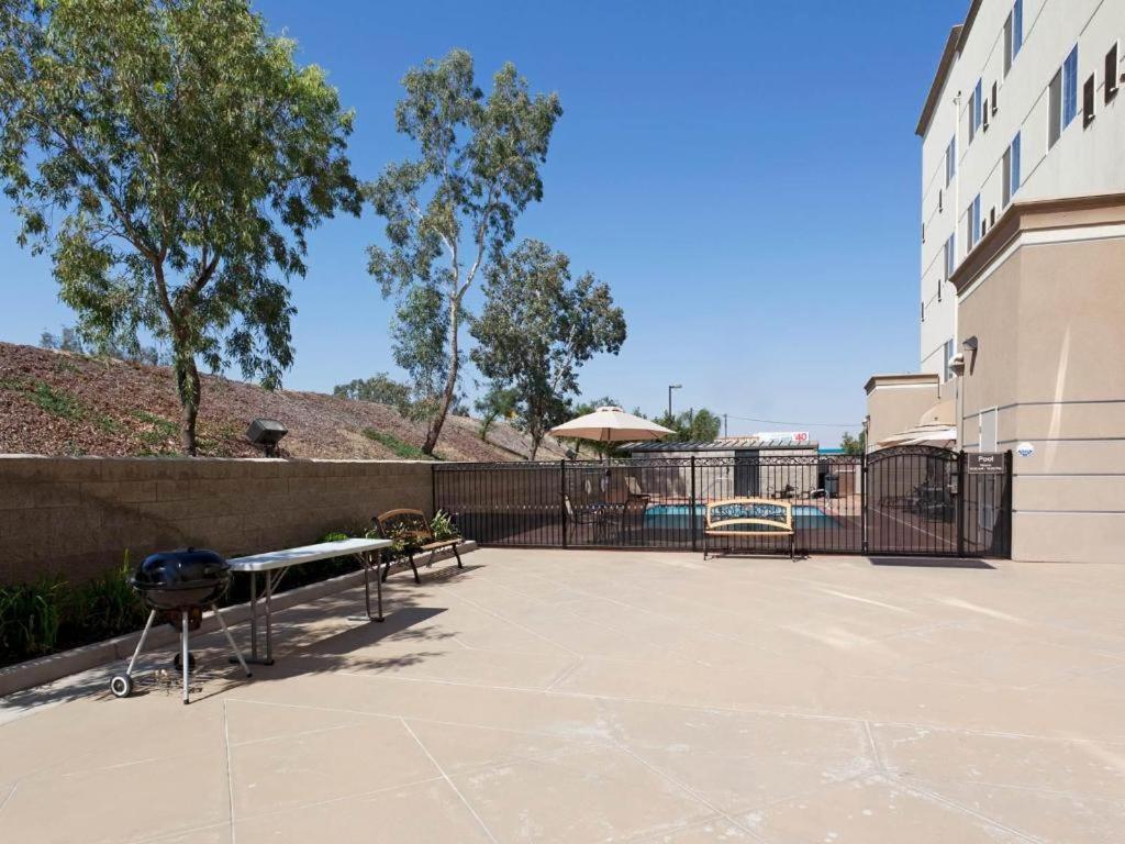 Holiday Inn Express & Suites Bakersfield Central By Ihg מראה חיצוני תמונה