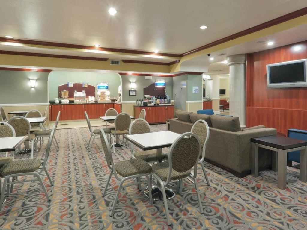 Holiday Inn Express & Suites Bakersfield Central By Ihg מראה חיצוני תמונה