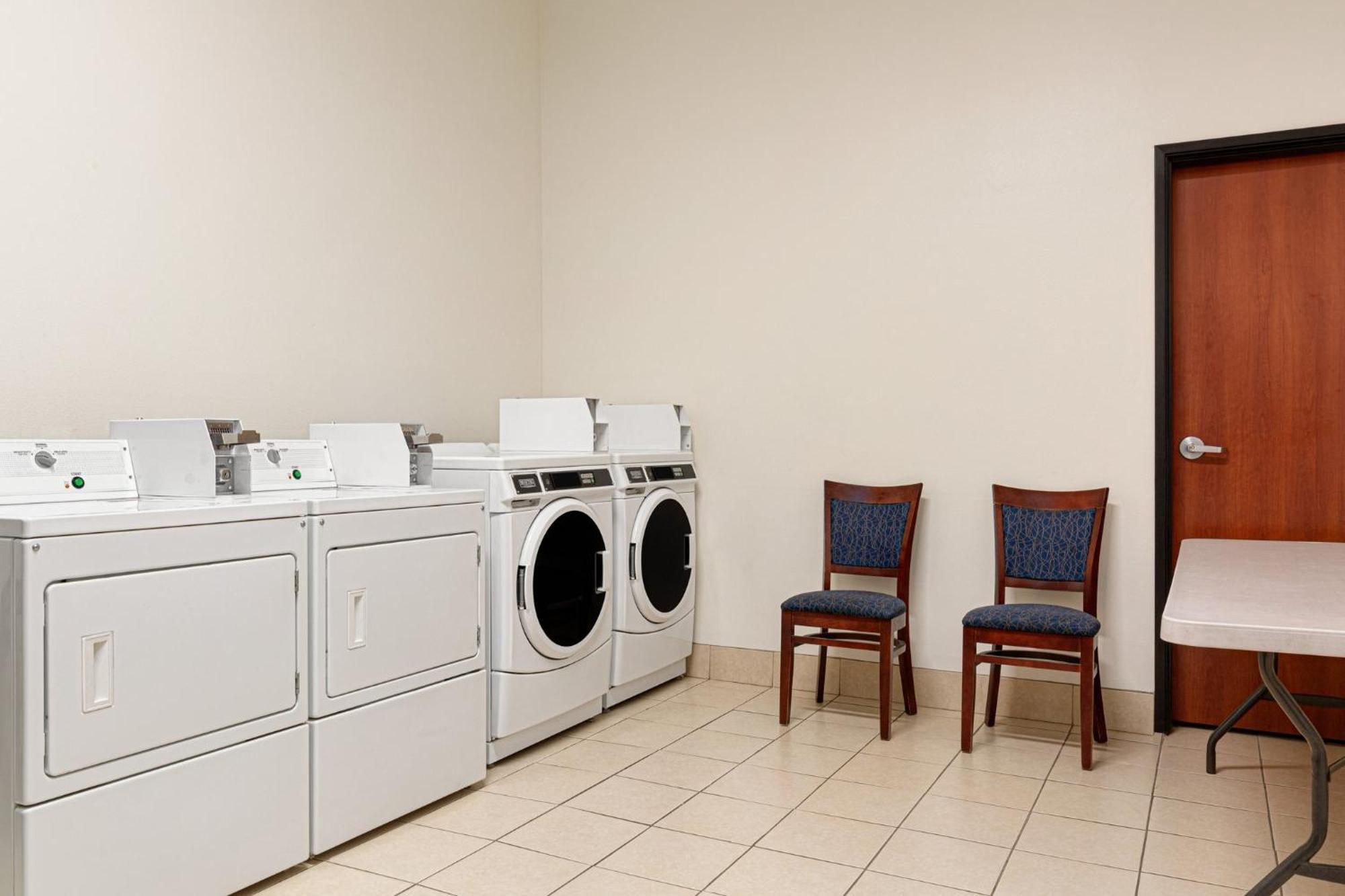 Holiday Inn Express & Suites Bakersfield Central By Ihg מראה חיצוני תמונה