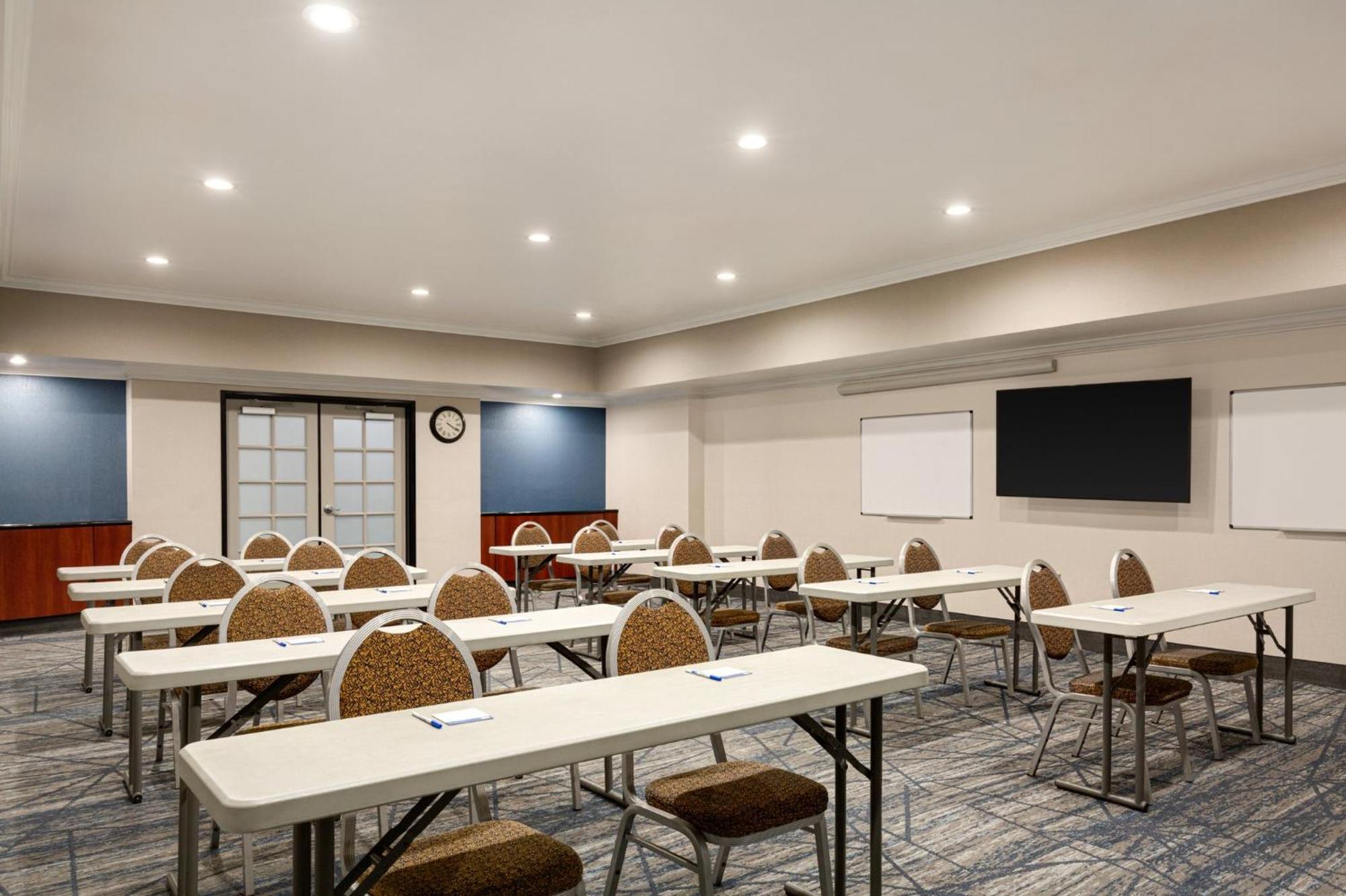 Holiday Inn Express & Suites Bakersfield Central By Ihg מראה חיצוני תמונה