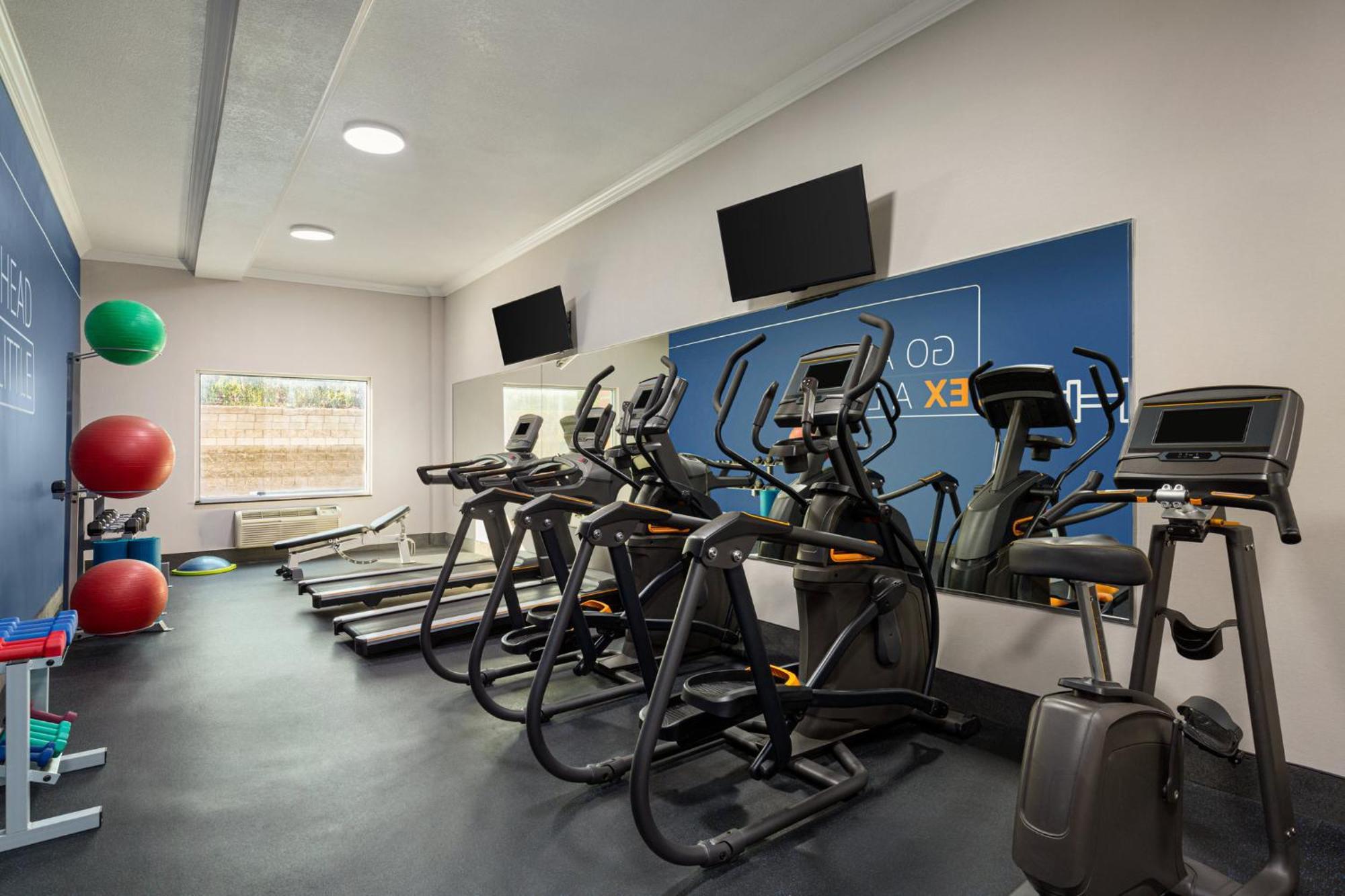 Holiday Inn Express & Suites Bakersfield Central By Ihg מראה חיצוני תמונה