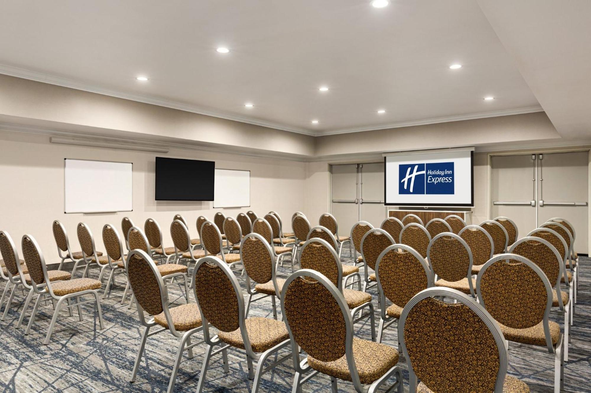 Holiday Inn Express & Suites Bakersfield Central By Ihg מראה חיצוני תמונה