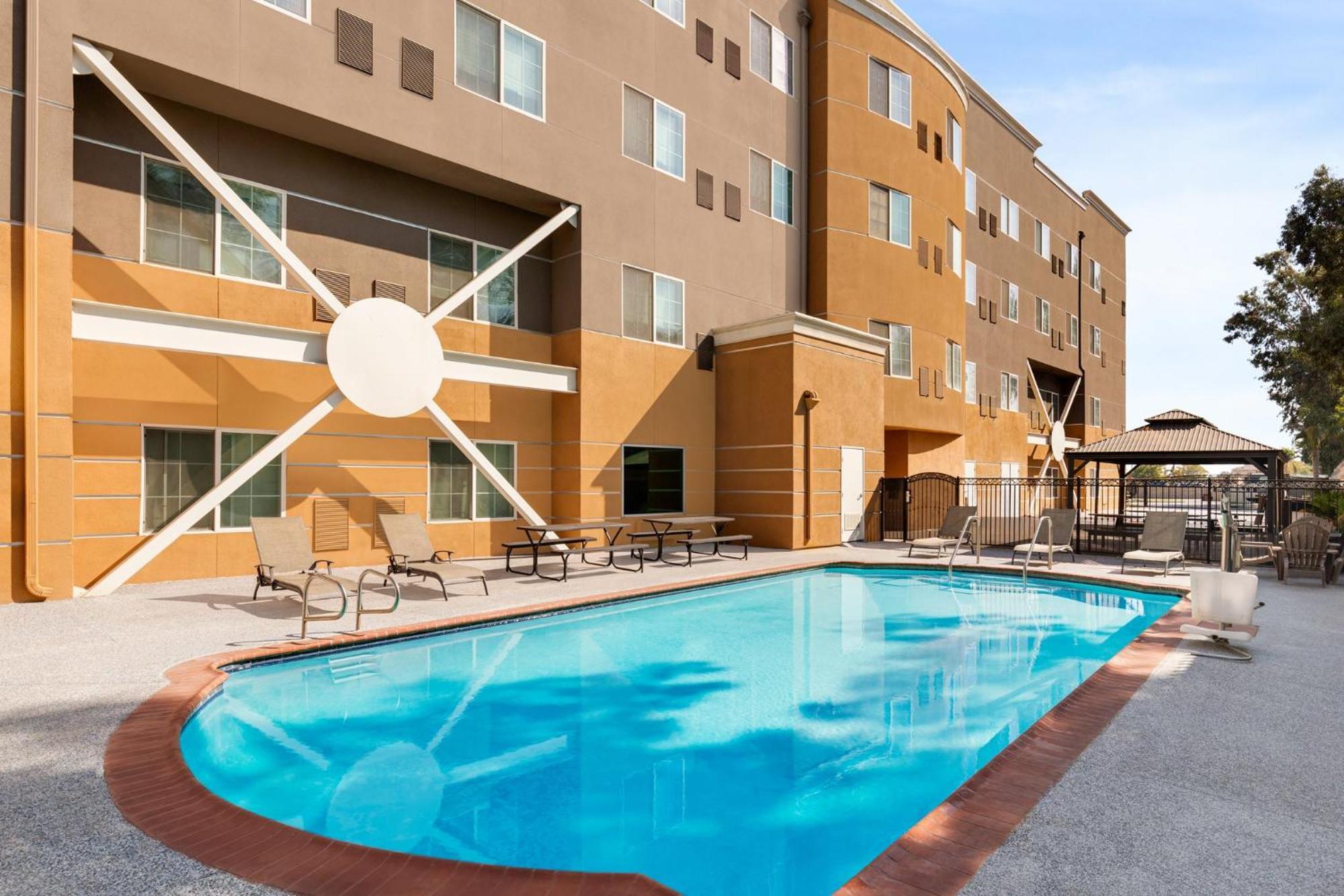 Holiday Inn Express & Suites Bakersfield Central By Ihg מראה חיצוני תמונה