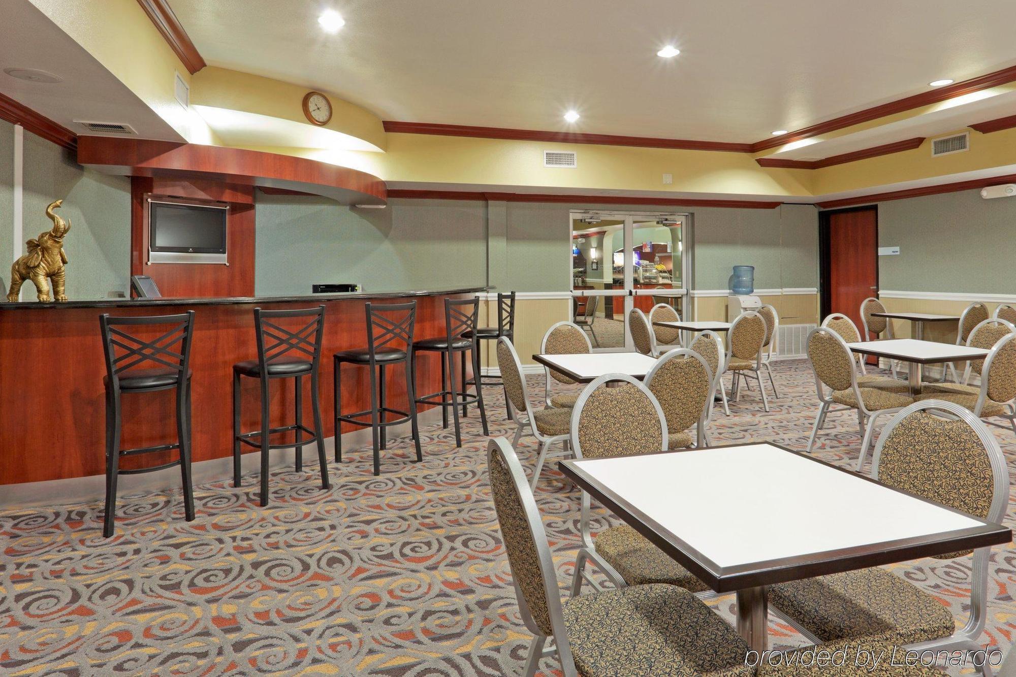 Holiday Inn Express & Suites Bakersfield Central By Ihg מסעדה תמונה