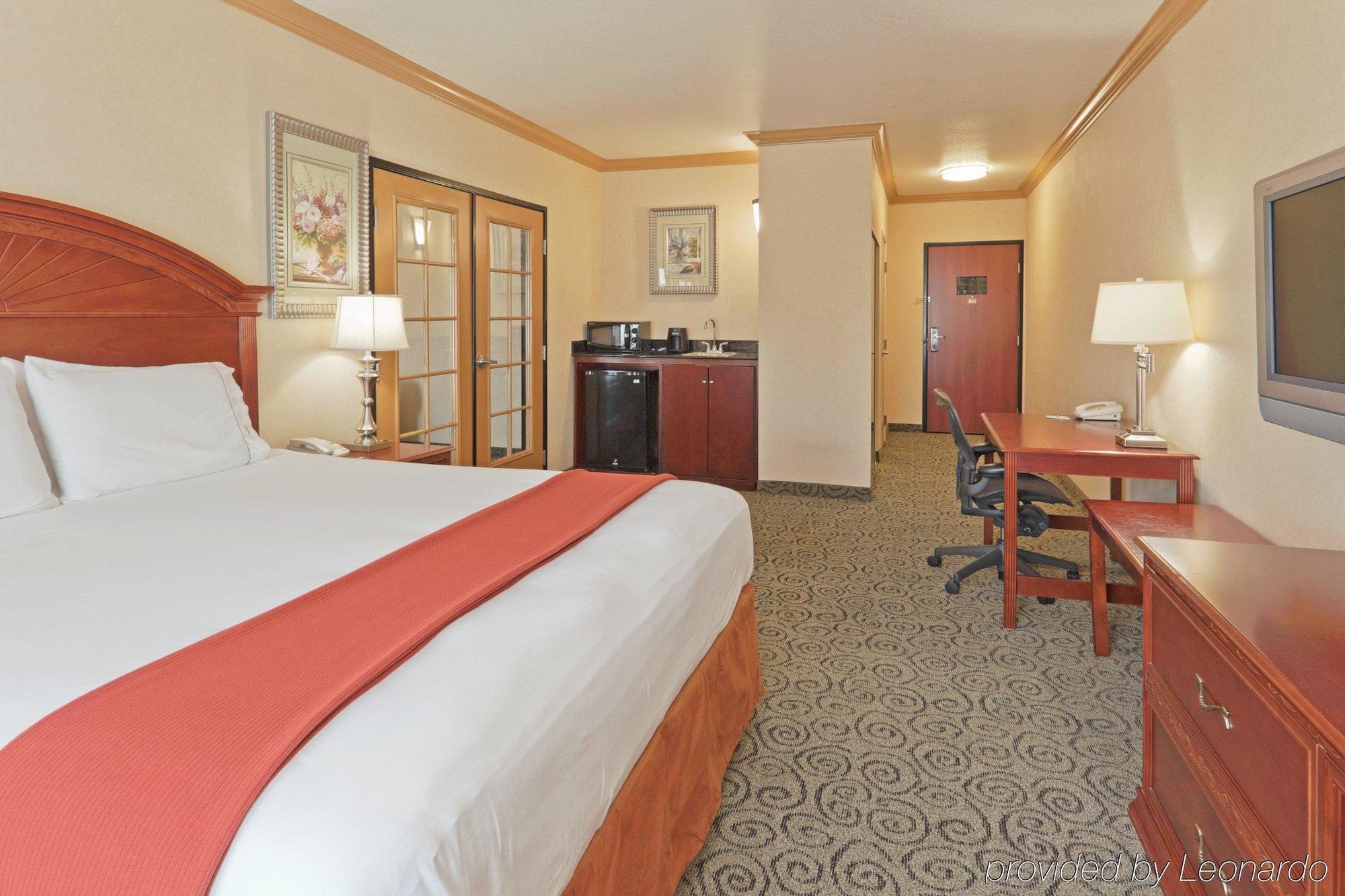 Holiday Inn Express & Suites Bakersfield Central חדר תמונה