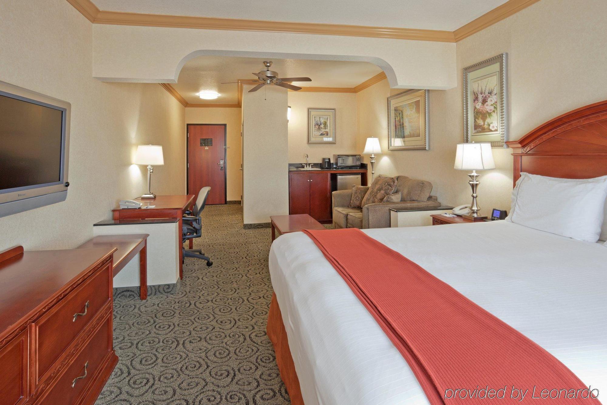 Holiday Inn Express & Suites Bakersfield Central חדר תמונה