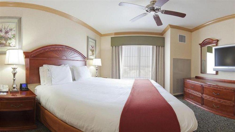 Holiday Inn Express & Suites Bakersfield Central מראה חיצוני תמונה