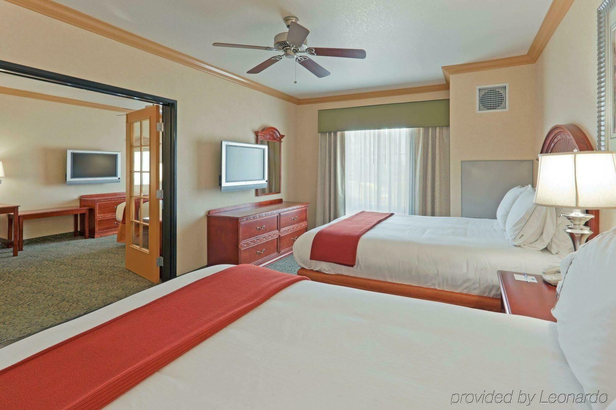 Holiday Inn Express & Suites Bakersfield Central By Ihg חדר תמונה